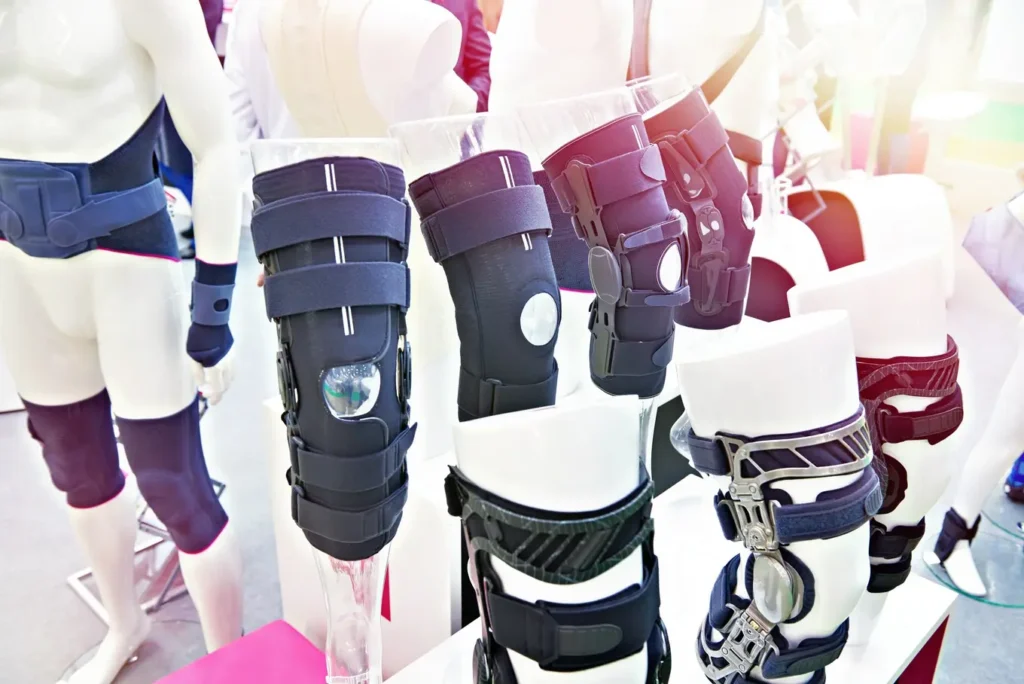 ortezy na manekinach